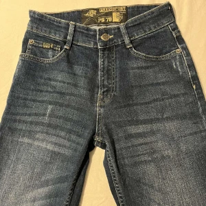 PHILIPP PLEIN jeans - Storlek 28, bra skick, säljer pågrund av att dom aldrig används, ny pris runt 2000kr, säljer för 750kr