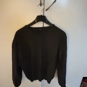 Säljer denna mörk gråa tröja i storlek XL, men sitter som en M. Bra skick.