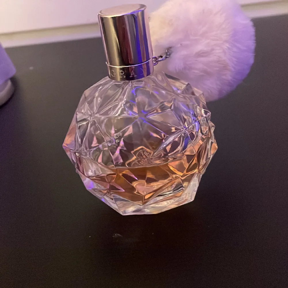 Säljer min andra Arina Grande parfym som jag har använt antal gånger.De som är kvar är lika mycket som 50 ml. Övrigt.