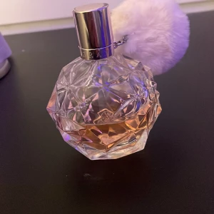 Ariana Grande  Edu parfym  - Säljer min andra Arina Grande parfym som jag har använt antal gånger.De som är kvar är lika mycket som 50 ml