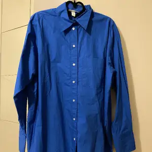 Denna superfina och unika skjorta från hm är i väldigt bra skick och perfekt till sommaren. Den är i storlek S. Jag har ej använt den mer än en gång. Säljer för 100kr plus frakt!🤍