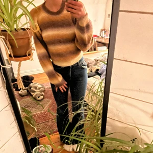 randig stickad - en superfin randig stickad från na kd ! går i lila,gul och vita färger🪻Jätteskön ! har använt den max 3 gånger så i topp skick, säljer för den används så sällan.