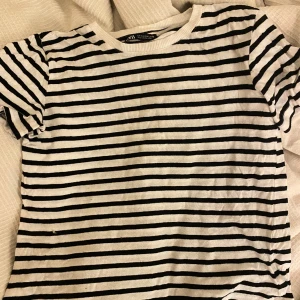 Randig t shirt  - Säljer denna randiga t-shirt i storlek S, då den inte kommer till användning!😽