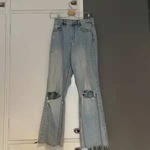 Snygga jeans i fin ljusblå färg, storlek 34. Skönt material. 