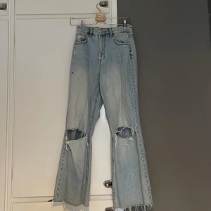 Högmidjade jeans från zara - Snygga jeans i fin ljusblå färg, storlek 34. Skönt material. 