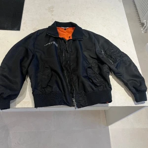 Valentino always jacka strl 52  - Använd fåtal gånger  Nypris på över 10.000kr  Passar 182+  Bomberjacka med krage 