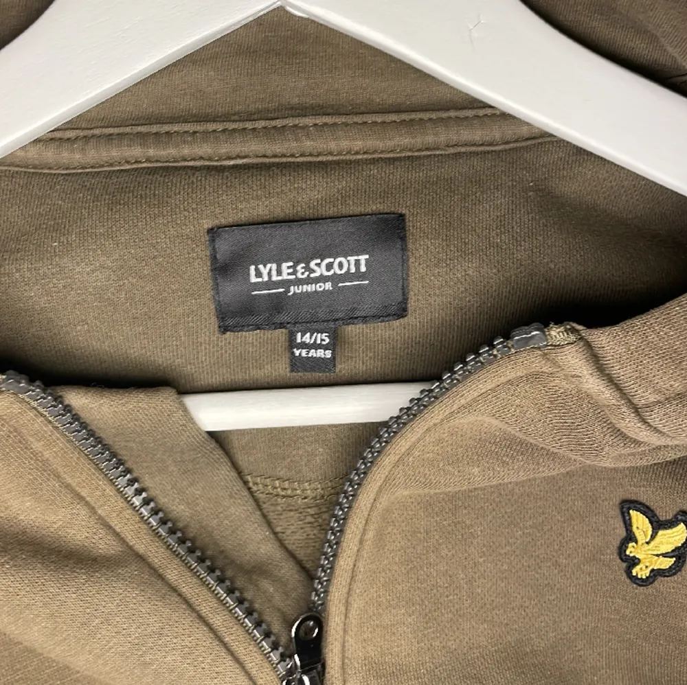 Olivgrön Lyle & Scott zip hoodie i storlek 14/15Y, passar som XS - S. Bra skick. . Hoodies.