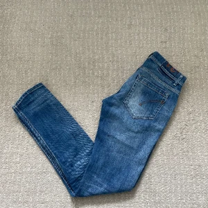 Dondup George jeans  - Säljer ett par Dondup jeans i modellen George! Storlek 31!  Hör gärna av dig om du har frågor!