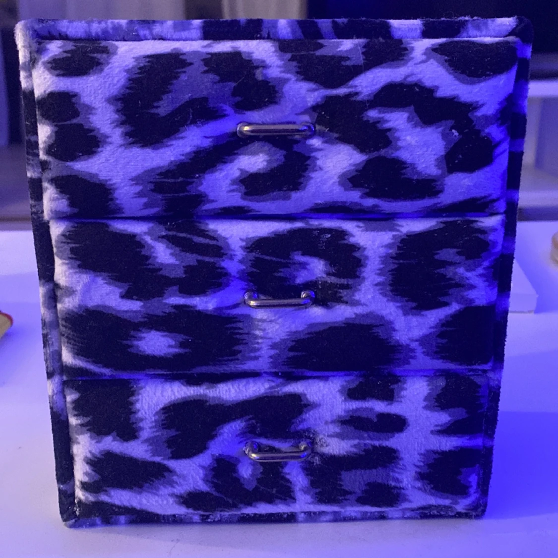 Liten leopard färgade lådor 