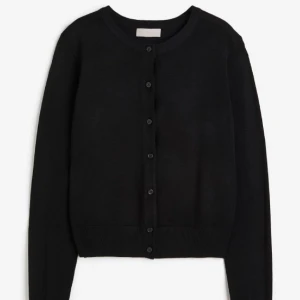 FINSTICKAD KOFTA H&M - Jättefin stickad kofta från H&M som passar till allt!😍 nypris 179kr, säljer för 75kr + frakt💕 storlek S, kontakta för fler bilder!