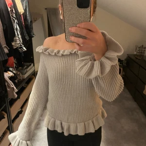 Stickad tröja  - Jätte fin stickad offshoulder volangtröja Storlek M men skulle säga att det är mer en S och Xs❤️ 