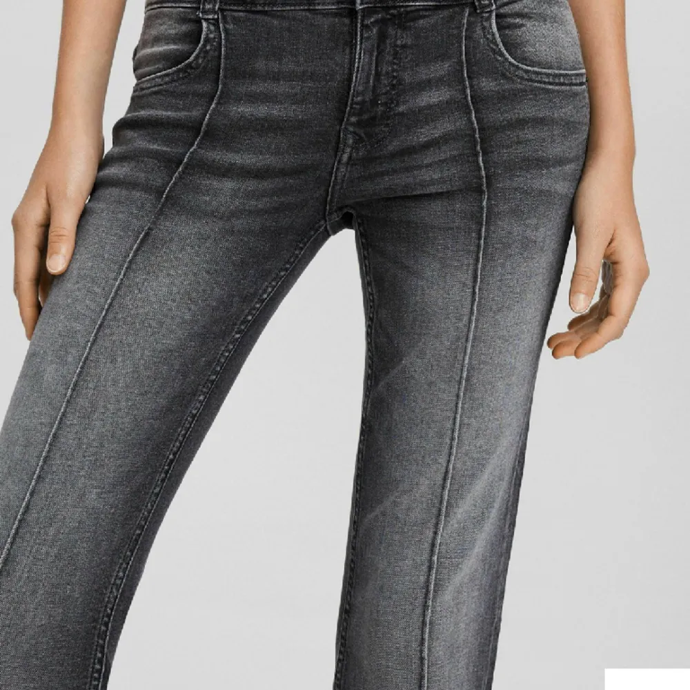 Säljer mina jeans som e helt slutsålda, då dom e för korta för mig, prislappen kvar så helt oanvända. Jeans & Byxor.