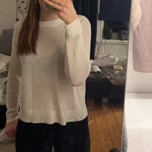 Vit stickad tröja - Superfin vit stickad tröja som inte kommer till användning, inga defekter o sparsamt använd!💞