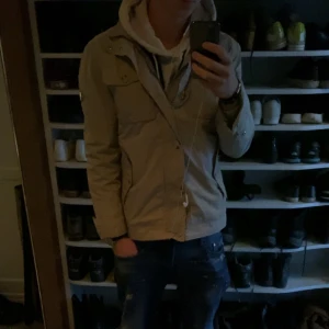 Jlindeberg field jacket  - Säljer nu min jlindeberg bailey fieldjacket som är den populäraste modellen just nu! Perfekt nu inför det lite varmare vädret men funkar till och med nu. Storlek m men kan också passa s. Bra skick :)