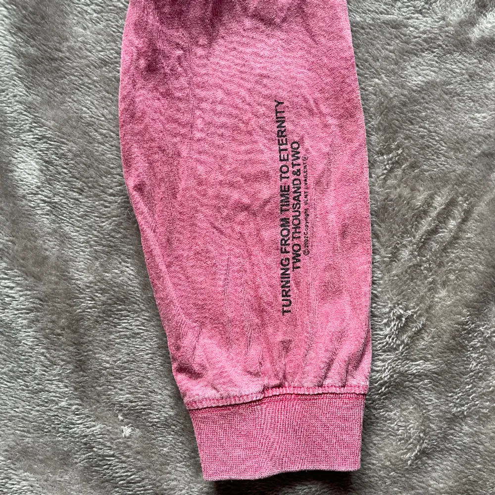 Storlek M, lite oversized. Litet motiv på bröstet med samma motiv fast större på ryggen. . Neuletakit & Villapaidat.