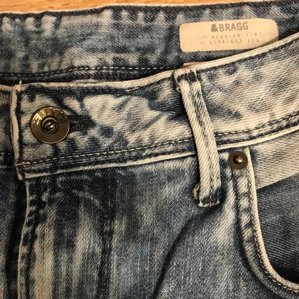 Snygga ljusblå jeans från H&M BRAGG modell: regular seat straight leg. Storlek 158 total längd: 95 cm bredd i midjan: 37. Jeans & Byxor.