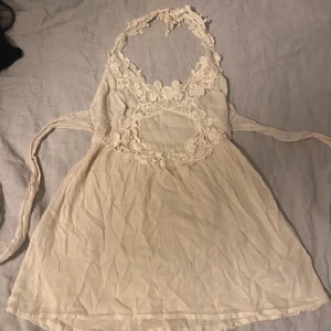 vit miniklänning - Jättesöt vit miniklänning med öppen rygg i st. S. Kjolen är dubbeltyg, så den är inte genomskinlig, men klänningen är ganska kort. För mig som är 166 går den precis ner över rumpan, så den kan även användas som ett linne. Hör av er om ni har frågor!💗