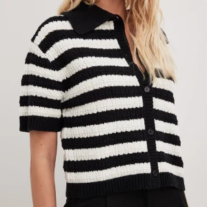 Stickad kort cardigan - Aldrig använd, lappen kvar.  Köpt för 499kr