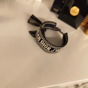 Christian Dior armband  - Snyggt och trendigt Dior armband, köpt här på plick. Har inget kvitto men när jag var på Dior butiken i stan så sa de att den verkade vara äkta. 