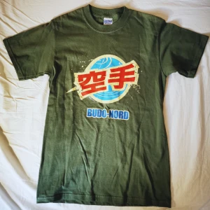 T-shirt med tryck!  - Riktigt cool t-shirt med unikt tryck, som nyskick då den nästan aldrig varit använd. Skriv för mer info💓