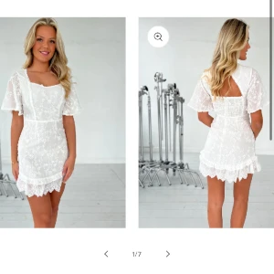 Studentklänning  - Jättefin klänning från Åberg Cooenhagen, perfekt till studenten. Säljer då jag köpt en annan. Helt oanvänd med lappen kvar. Skriv privat för fler bilder💗💞💕pris kan diskuteras🌟