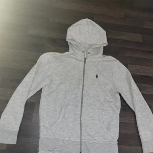 Ralph lauren - Säljer en fett ralph lauren grå tröja storlek S har inte snörret då jag tog bort dom 