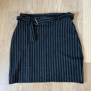 Randig kjol med skärp - Mjuk randig kjol från Nelly. Med skärp. Minilängd 