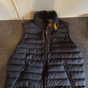 Parajumpers Väst  - Säljer min Pjs väst i storlek M då jag känner att jag bytt klädstil. Inget fel på den, inga skador eller liknande. Digitalt kvitto finns samt tags. Sitter normalt i storlek. Priset är ej fast