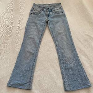 jättesnygga lågmidjade bootcut jeans!💥💥 säljer då de tyvärr är lite för små midjemått: 71 cm innerbenslängd: 70 cm