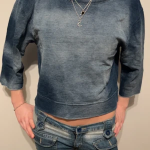 Trekvarts ärmad topp - Säljer min unika trekvarts ärmade Cheap Monday sweatshirt då den inte kommer till användning! Den har ett tie-dye liknande mönster!💞