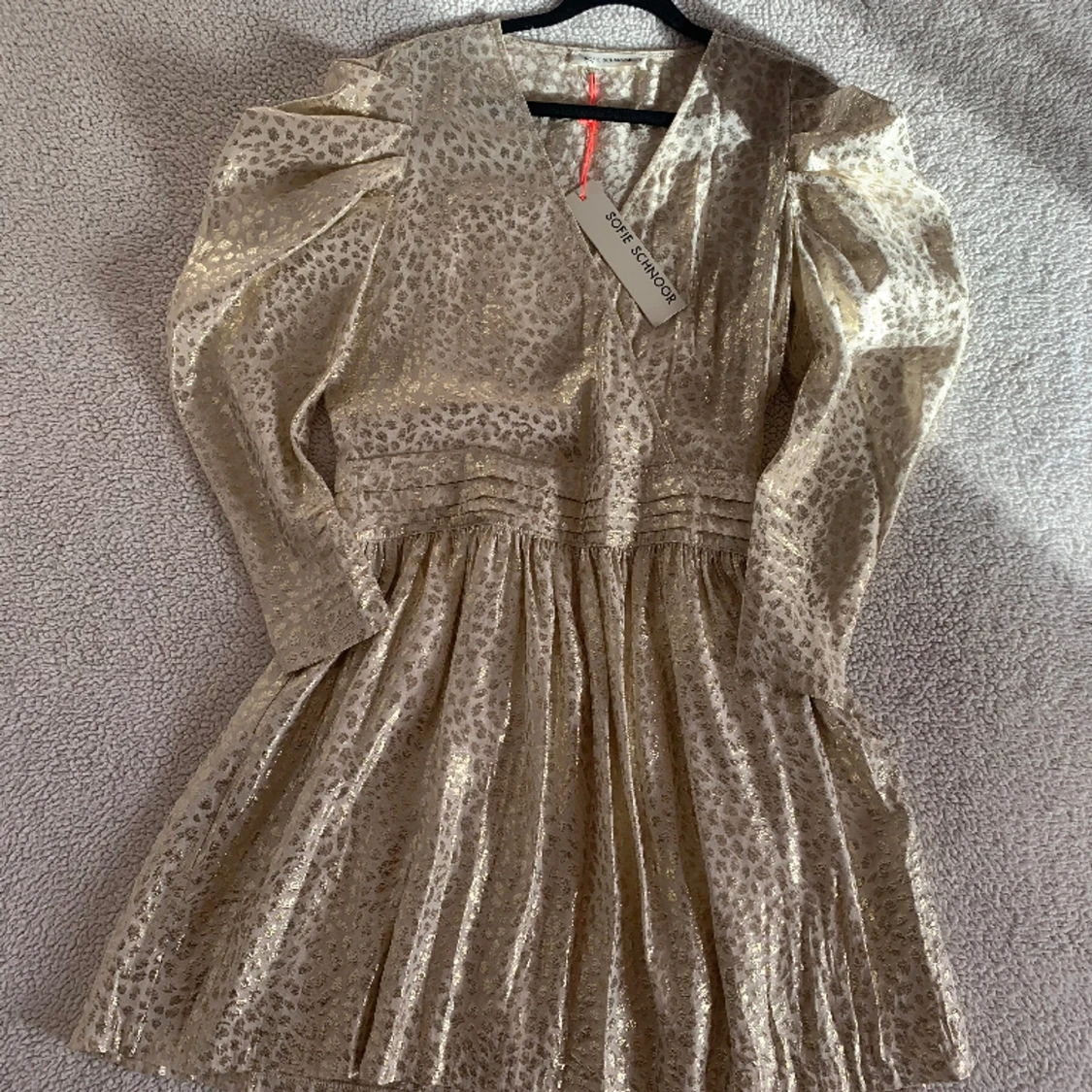Sofie Schnoor guldig leopard klänning