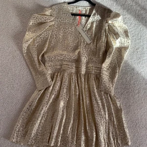 Sofie Schnoor guldig leopard klänning - Otroligt snygg klänning från märket Sofie Schnoor. Tillhörande underklänning syns på sista bilden. Ny med tags kvar, utan anmärkningar. 