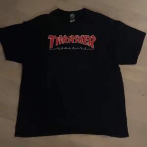 Thrasher T-shirt - Säljer dessa pga för stor i storleken och kommer inte till användning.  Tröjan är i bra skick och har inga hål eller slitningar.ö Priset kan diskuteras!
