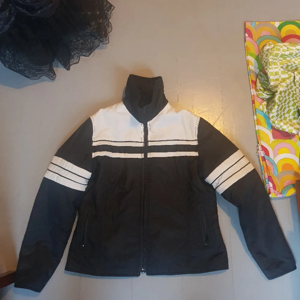 Tunnare tÀckjacka.70 tal. MÀrkt storlek 44, uppskattar till en storlek 40 cirka i dagens storlek. LÀngd: cirka 62 ArmhÄla armhÄla: cirka 51 100% polyester fint skick. Dragkedjan Àr lite trög. Hitta en svag flÀck vid foto, gÄr nog bort med vatten . Takit.