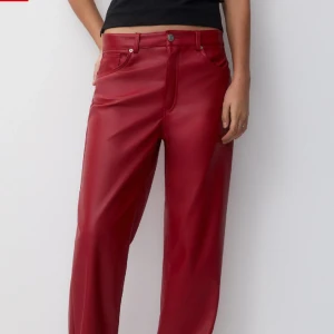 RÖDA SKINNBYXOR - Säljer dessa skit snygga röda (fake) skinn byxor, skit snygga men tyvärr för långa för mig! Är 160 och skulle säga att dom passar bättre på 170 och uppåt!  