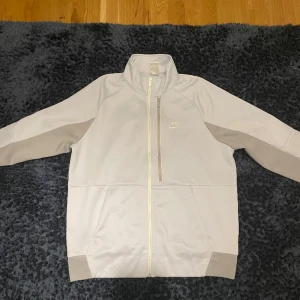 Nike crewneck zip hoddie - Storlek : Large  Färg : baby blue, grått, vitt 2 öppna fickor och en ficka med dragkedja Inga skador, knappt använd