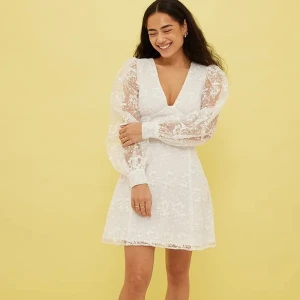 Vit klänning - Vit klänning från na-kd som inte säljs längre, bra skick och perfekt till student/skolavslutning💕  Storlek 34