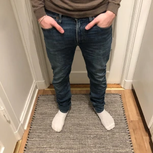 Lee jeans - Lee jeans i bra skick utan defekter-Storlek 32/32-killen på bild är 180-dm om du har funderingar