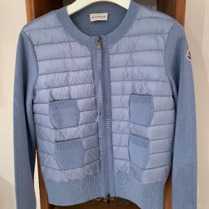 Moncler  - Moncler cardigan dam  Storlek xs köpt förra året  Pris 4799! Nästan helt ny 