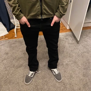 Svarta Neuw jeans - Säljer mina svarta Neuw jeans i modellen Lou straight då dom inte riktigt är min stil längre.  Knappt annvända.  Nypris 1500.