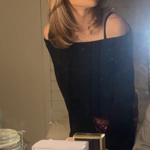 Off shoulder tröja  - Köptes på Plick nyligen och har inga defekter alls! Den är lite kortare❤️ hör av er vid frågor!!❤️