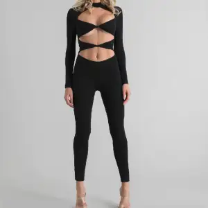 Helt ny✨Super sexig cutout jumpsuit från Bodssy 💕 Onekligen ett plagg som fångar blickar 🥰
