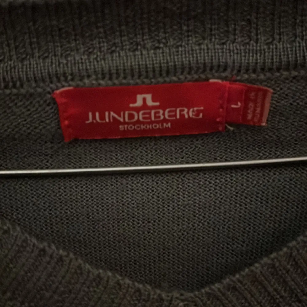 J lindberg tröja som är väldigt sparsamt använd. Tröjan är gjord utav ull tyg vilket gör tröjan väldigt mysig, skick 8/10. Tröjor & Koftor.