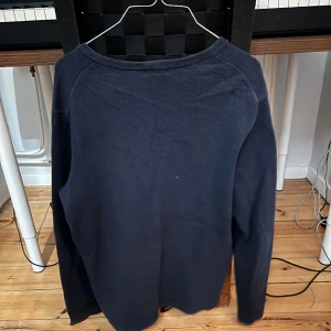 J lindberg tröja - J lindberg tjocktröja som är otroligt skön men lite liten i storleken, tröjan är i storlek L men om man är S-M så sitter den som en smäck. Skick 9/10.