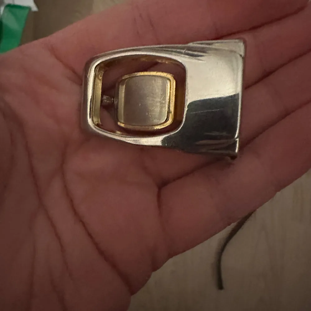 Säljer detta fina skärpet då det tyvärr är för litet för mig. Köptes på Röda Korset så vet inte vad det är för märke. Dock så märkte jag att guldspännet åker av ibland, men det är bara att trycka tillbaka det så sitter det kvar. Bra skick i övrigt.. Asusteet.