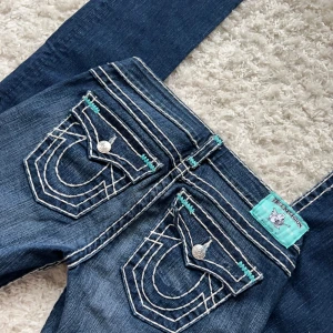 True religion jeans lågmidjade bootcut  - Så fina och unika true religion jeans i storlek 29. Innerbenslängd: 82 midjemått: 38 (x2) inga bilder på då de är för stora. vill du köpa trycker du på köp nu, jag postar inom 24h 