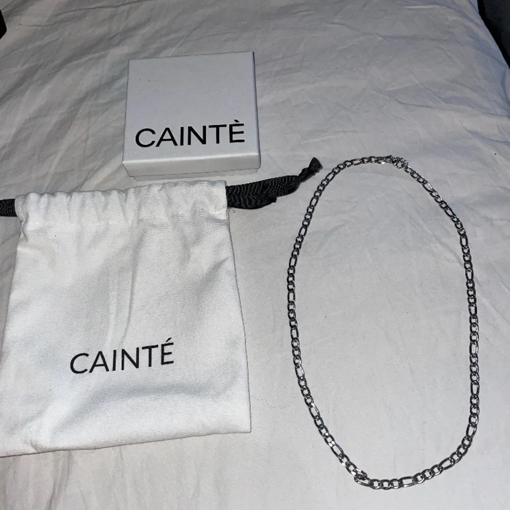 Helt oanvänt och nytt halsband från Cainté. Originalpris 825 kronor. Pris kan alltid diskuteras! . Accessoarer.