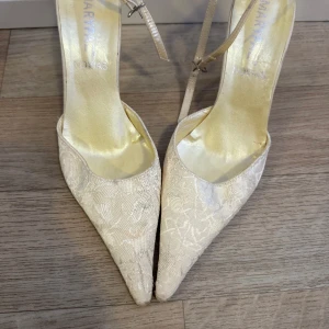 Superfina klackar - Superfina vita klackar som jag aldrig fått användning av. Köpt secondhand men för stora för mig! 💕Såå snygga till ett par jeans!