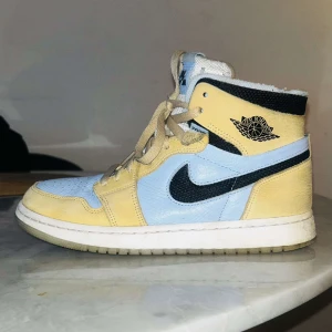 Nike Air Jordan  - Säljer dessa par skor som endast har användts ett få tal gånger. De är ganska nya, fräscha och är i nyskick.  Vid snabb affär kan priset diskuteras!  