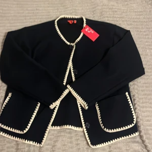 Mörkblå kappa - Säljer nu min assnygga kappa från ryvls som är helt ny! Jackan är i storlek 170/176 men känns mycket mindre. Skriv ifall ni är intresserade💖